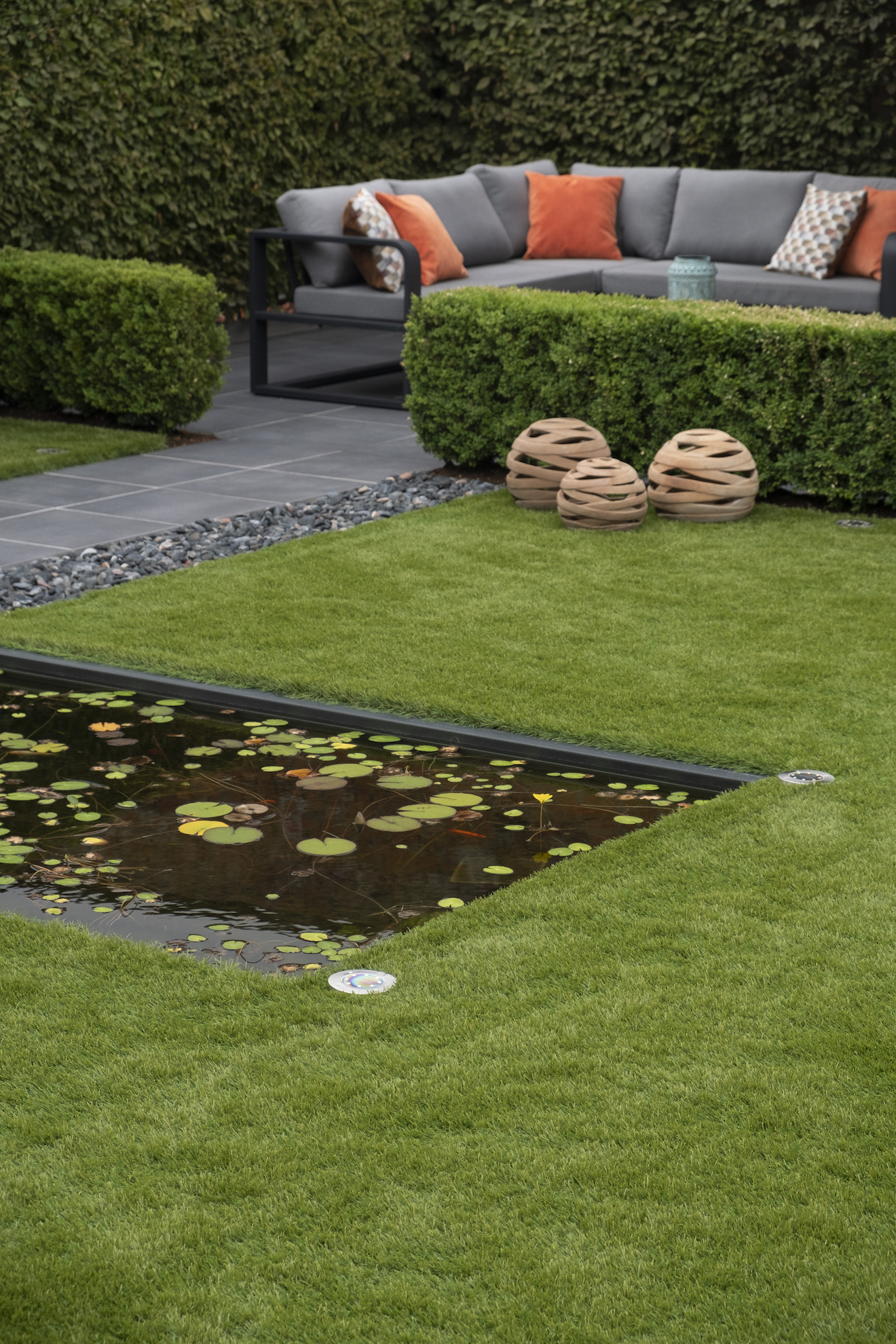 Un jardin accueillant avec un étang